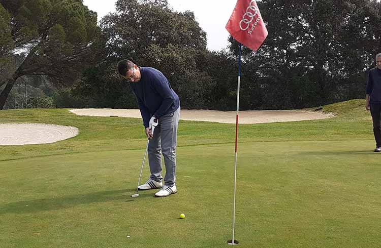 Pedro Segui, segundo clasificado de la Primera categoría, putteando en el green del hoyo 10.