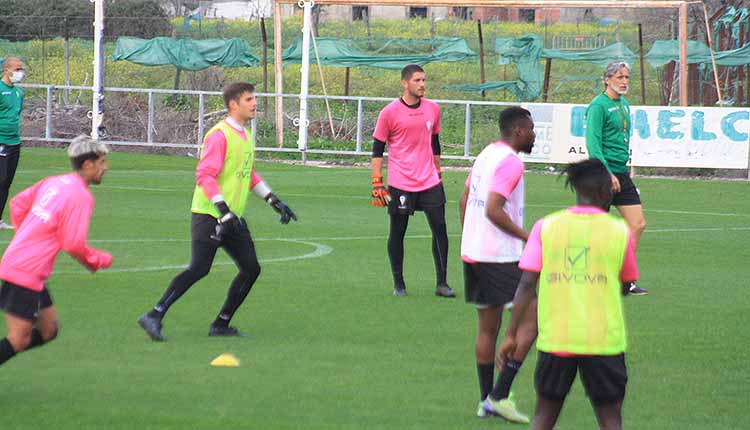 Juliaan Laverge y Javi Romero entrenando con el primer equipo del Córdoba CF por la lesión de Isaac Becerra.