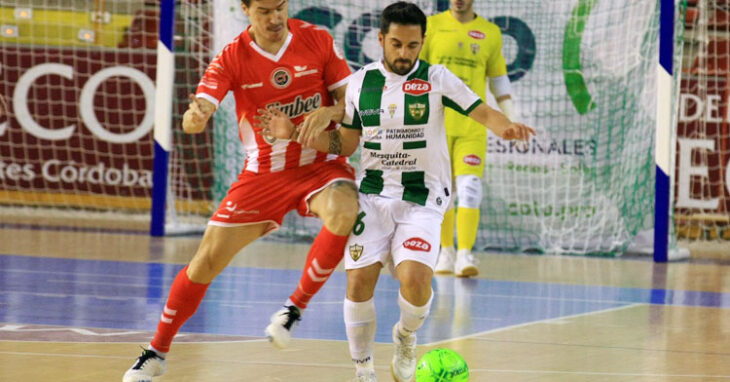 Jesulito porfiando por una pelota ante un jugador del Jimbee Cartagena. Foto: Córdoba Futsal