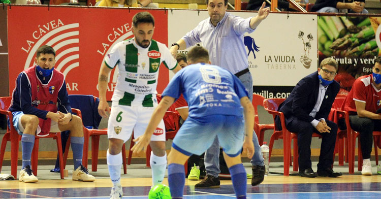 Jesulito intentando crear en el partido frente al Peñíscola
