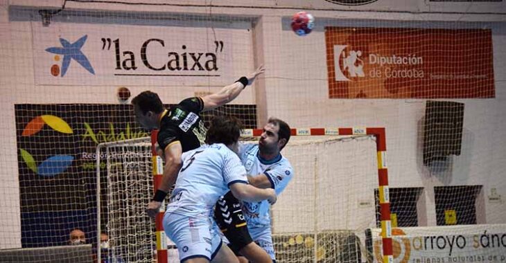 Jesús Melgar elevándose entre dos jugadores del Cangas.