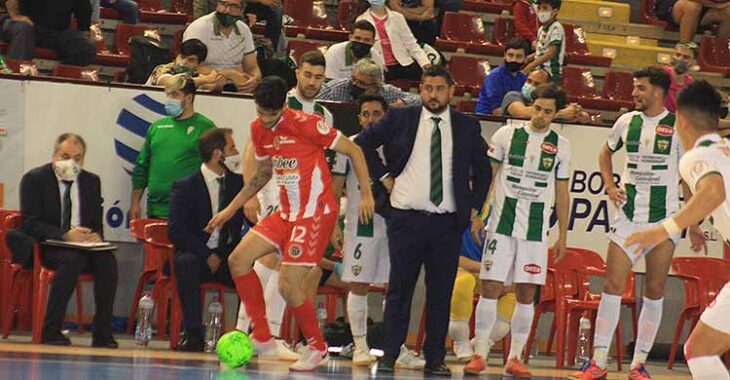 Josan González siguiendo el juego de los suyos ante el Jimbee Cartagena.Josan González siguiendo el juego de los suyos ante el Jimbee Cartagena.