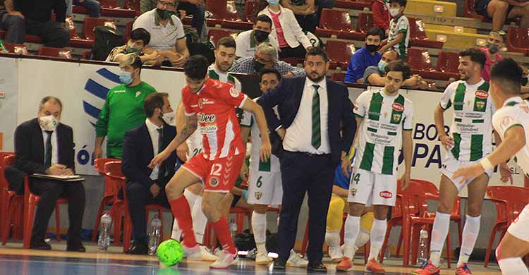 Josan González siguiendo el juego de los suyos ante el Jimbee Cartagena.Josan González siguiendo el juego de los suyos ante el Jimbee Cartagena.