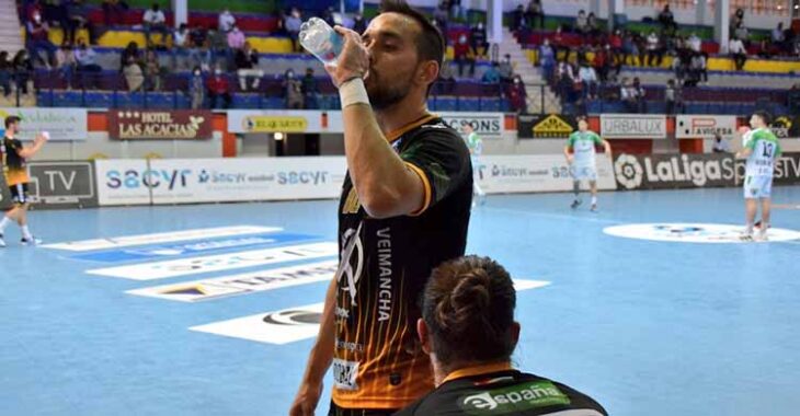El capitán José Cuenca bebiendo agua con Juan Castro de espaldas, los protagonistas de los dos mejores de la jornada. El capitán José Cuenca bebiendo agua con Juan Castro de espaldas, los protagonistas de los dos mejores de la jornada.