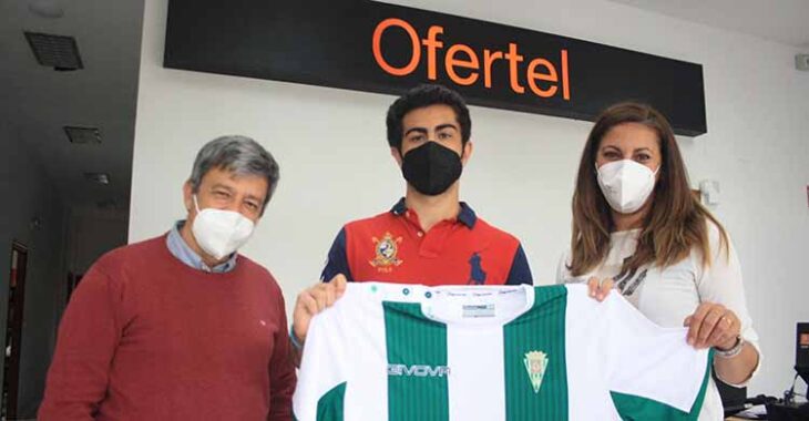 José Luis Aguayo recibiendo la camiseta oficial del Córdoba en la sede de Ofertel.José Luis Aguayo recibiendo la camiseta oficial del Córdoba en la sede de Ofertel.