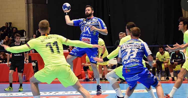 Juanlu Moyano elevándose ante la defensa del Barça Lassa.