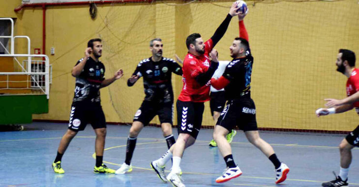 El Cajasur de Juanlu Moyano en el partido ante Antequera, otro de los aspirantes al ascenso. Foto: Laclasi.es