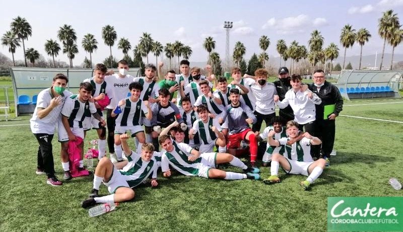 Los pupilos de Antonio García 'Chico' tras su victoria frente a Los Rosales. Foto: Cantera CCF / @CanBlanquiverde