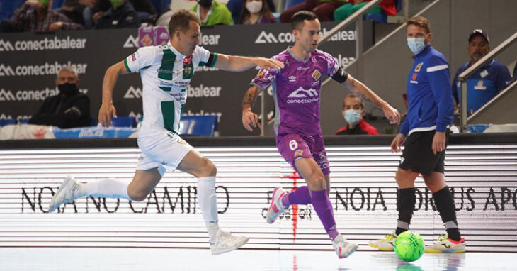 Koseky corre para tapar a un jugador local. Foto: Palma Futsal