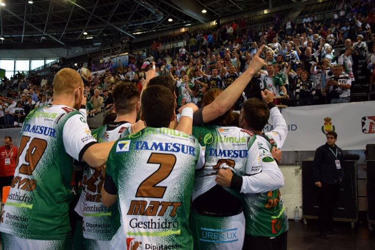 La Legión Pontana vibrando con su equipo en el Madrid Arena tras eliminar al Fraikin Granollers en la Coa del Rey de 2018.