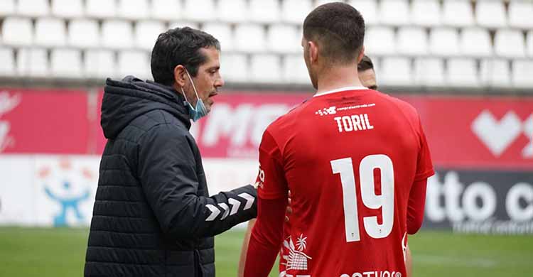 Loreto departiendo con Toril en su debut en el banquillo del Real Murcia.