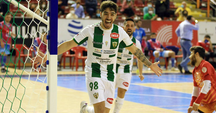 Lucas Perin celebrando el tanto ante Peñíscola. Foto: Córdoba Futsal