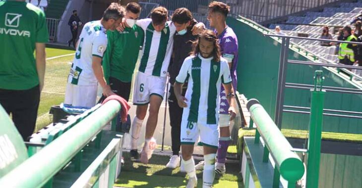 Alberto del Moral abandonando el terreno de juego lesionado entre Piovaccari y Mario Ortiz.