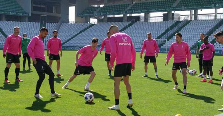 El rondo de la matinal de este lunes en El Arcángel, con Miguel de las Cuevas pasando el balón a Julio Iglesias y Luismi intentando robarlo.