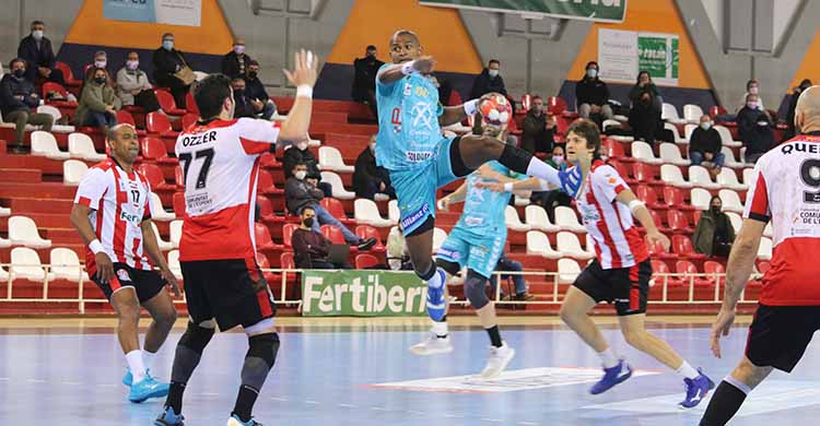 Anderson Mollino elevándose ante el meta del Puerto Sagunto.
