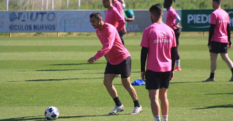 Willy observa como Moutinho se dispone a golpear el balón.