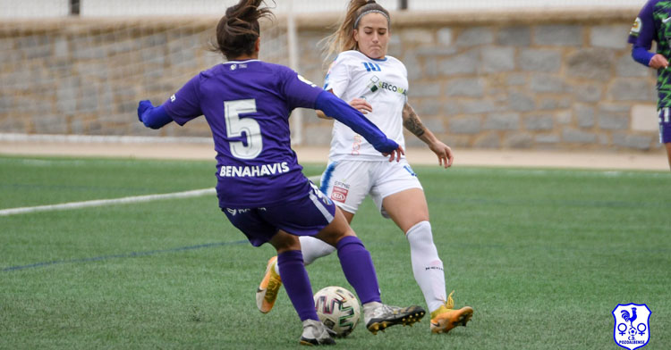 Natalia Montilla en la disputa de un esférico. Foto: CD Pozoalbense Femenino