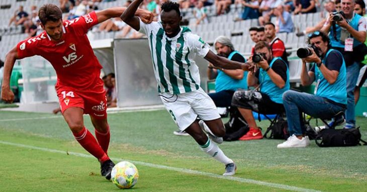 Owusu superando a un defensa del Murcia la pasada temporada. Autor: Francisco Javier Serrano