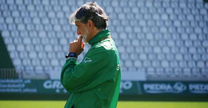 Más que pensativo. Pablo Alfaro durante el entrenamiento del lunes en El Arcángel.