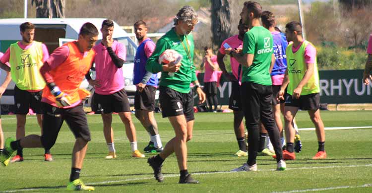 Pensativo. Pablo Alfaro en el entrenamiento de la Ciudad Deportiva con Edu Frías a su derecha.