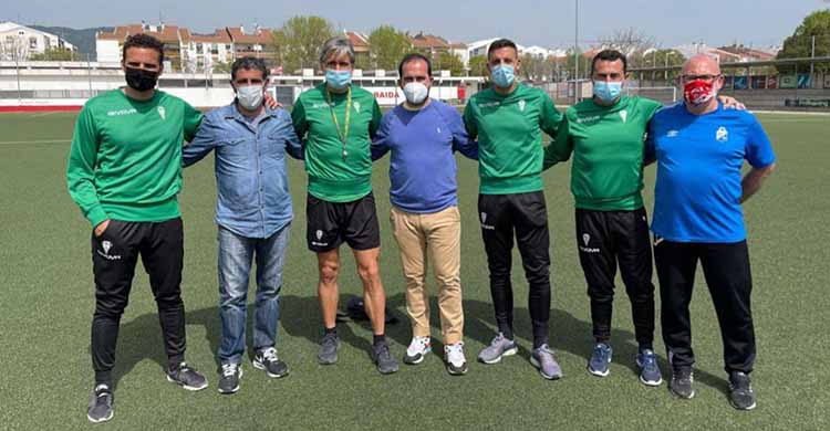 Pablo Alfaro junto a su cuerpo técnico y los responsables de la instalación de Miralbaida tras inspeccionar el terreno de juego.