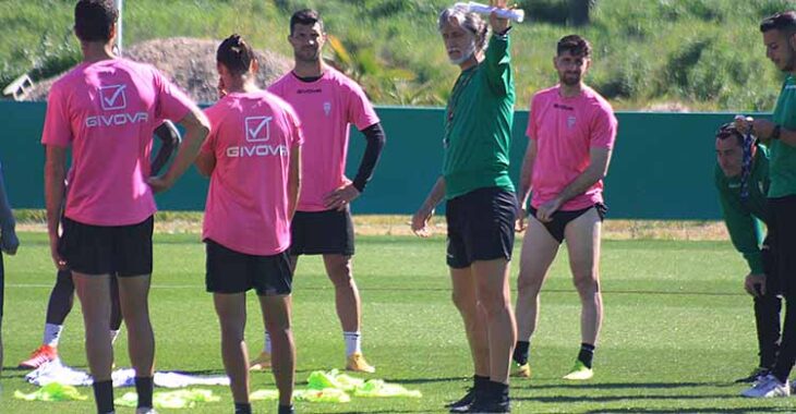 Pablo Alfaro explicando a sus jugadores los ejercicios diseñados del etrenamiento del miércoles.