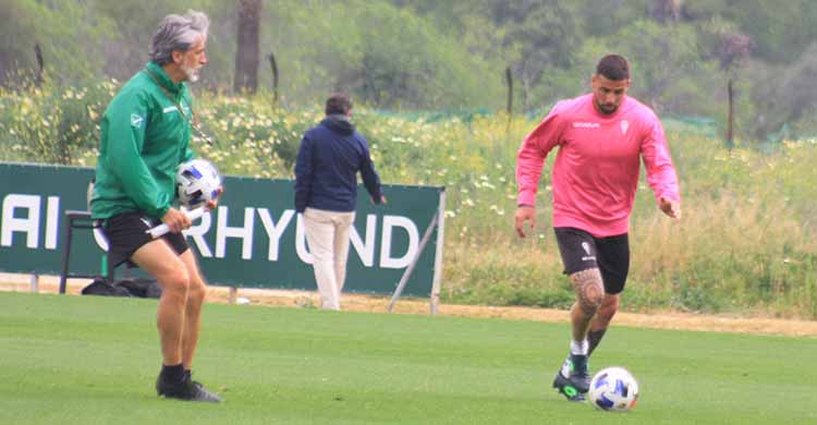Pablo Alfaro jaleando a Xavi Molina en su avance con el balón.