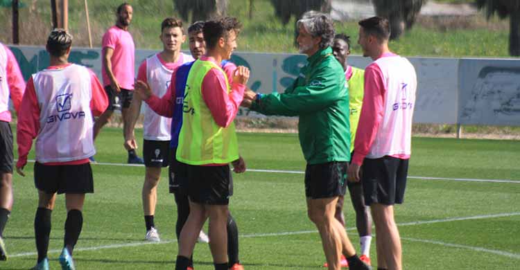 Pablo Alfaro bromeando con Alberto del Moral al que recupera para recibir el domingo al Real Murcia.