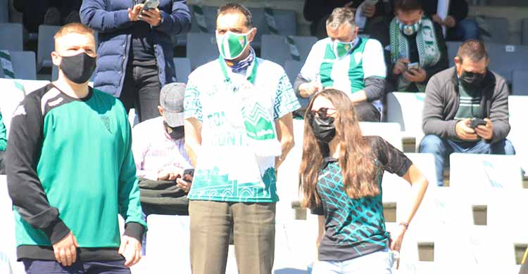 Varios aficionados en el último partido en El Arcángel ante el Betis Deportivo.