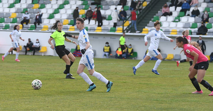 María Marín en una acción del duelo ante el Alhama. Foto: CD Pozoalbense Femenino