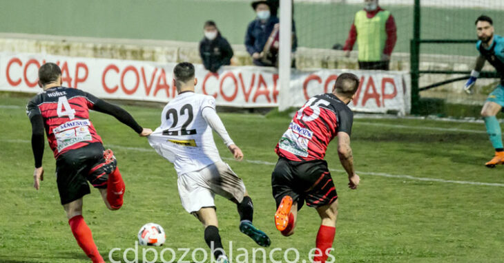 La jugada del más que posible penalti a David España que reclamaron los locales. Foto: Peter Font / cdpozoblanco.es