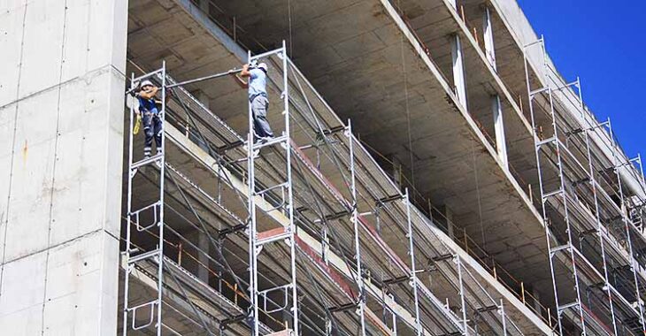 Varios operarios montando nuevos andamios en la fachada de la Preferencia de El Arcángel.