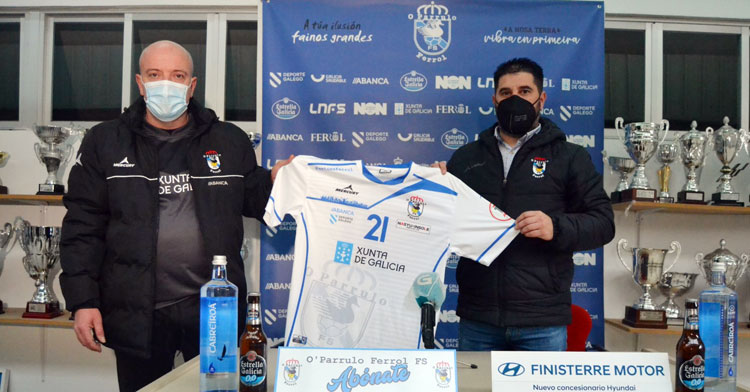 Maca en su presentación junto al director deportivo Iván López. Foto: O Parrulo FS