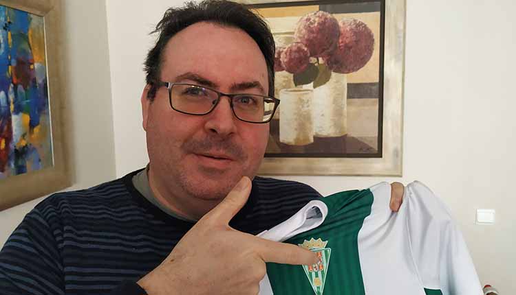 Rafa Fernández mostrando la camiseta del Córdoba CF.