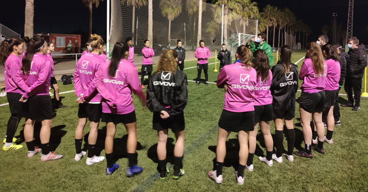 Roberto Ramírez en su primera arenga a sus jugadoras en la noche del jueves. Foto: @CordobaFemenino