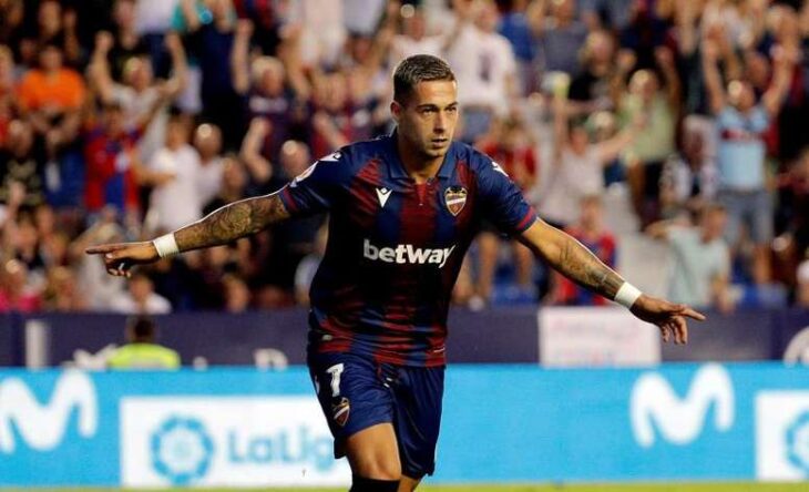 Sergio León celebrando un gol con el Levante.