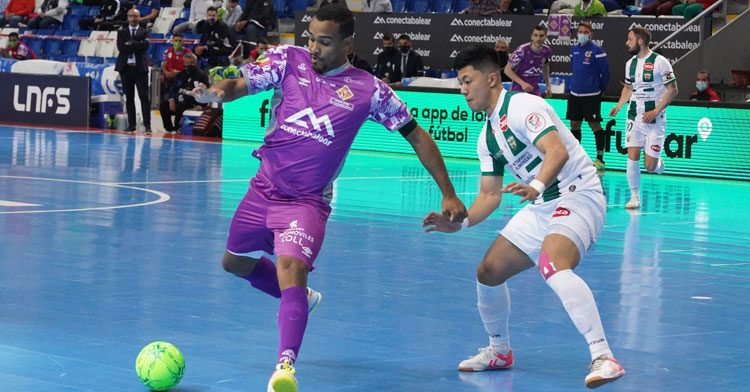 Shimizu encimando a un jugador del cuadro balear. Foto: Palma Futsal