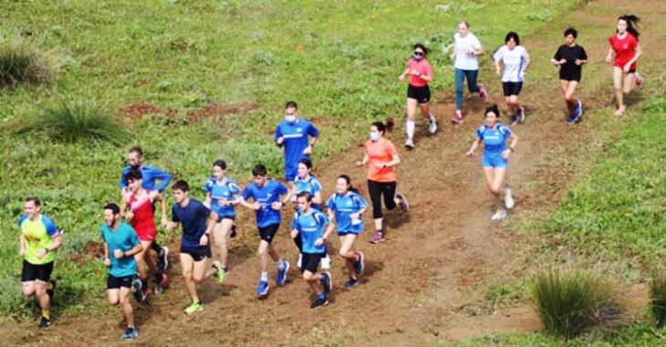 Varios atletas del Trotasierra entrenando por los alrededores de El Pinillo en las semanas previas.