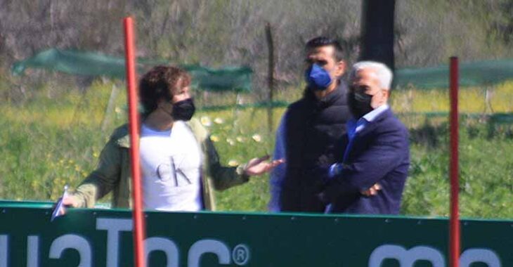 Raúl Cámara gesticula ante Miguel Valenzuela y Juanito en un entrenamiento del Córdoba