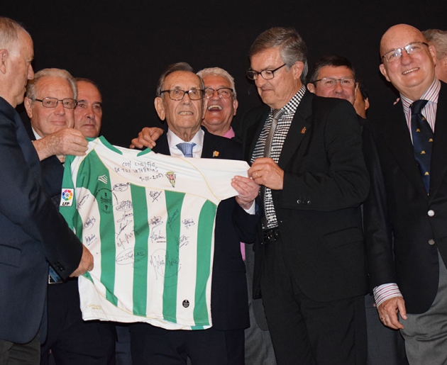 Rafael Campanero recibiendo una histórica camiseta de los veteranos de Manolo Garrido y Navarro.