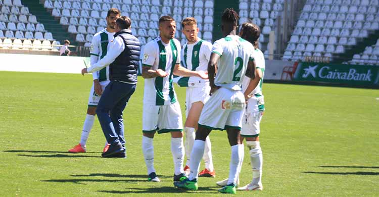 Xavi Molina pidiendo explicaciones a Djetei y Mario Ortiz a la conclusión del partido ante el Betis Deportivo.