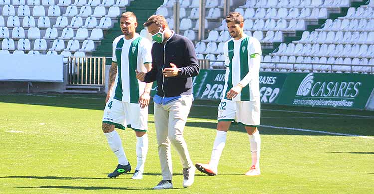 Bernardo Cruz abandonando el terreno de juego el pasado domingo junto a Xavi Molina.