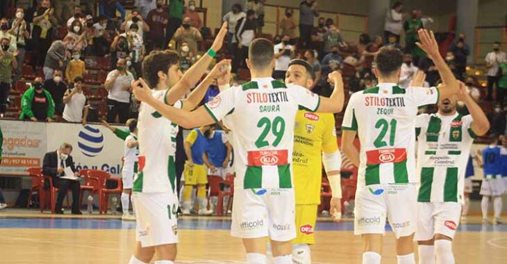 Los jugadores del Córdoba Patrimonio festejando el triunfo ante el Jimbee Cartagena.