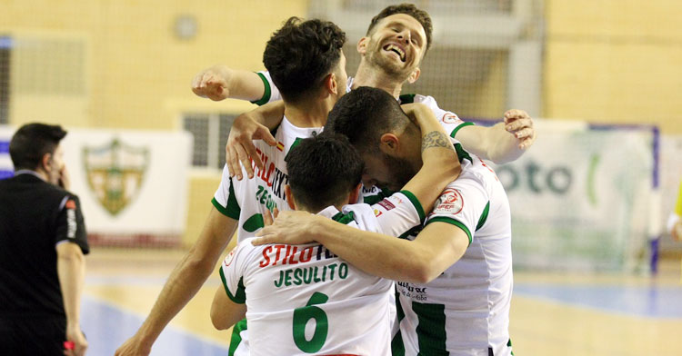 Zequi en la celebración con sus compañeros, con Cordero eufórico. Foto: Córdoba Futsal