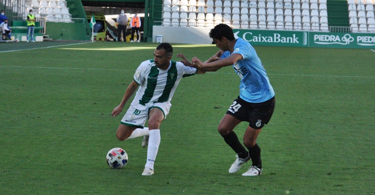 De las Cuevas ante un rival. Autor: Paco Jiménez