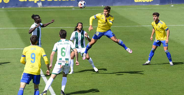 Boselli cabeceando para lograr el primer gol cadista de la pasada jornada.