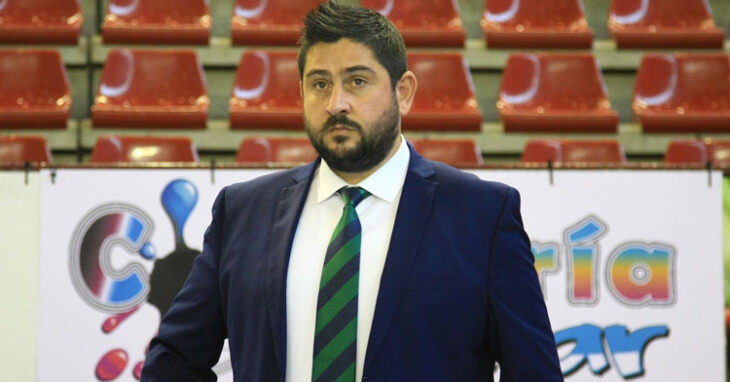 Josan González, pensativo antes de un partido. Foto: Córdoba Futsal