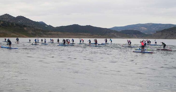 Los participantes surcando el Lago de Andalucía en un día nublado.