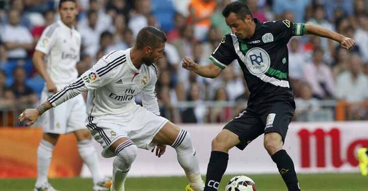 López Silva encarando a Sergio Ramos en el Bernabéu.