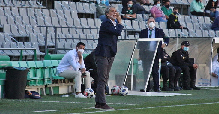 Alfaro en el banquillo del Córdoba este domingo.
